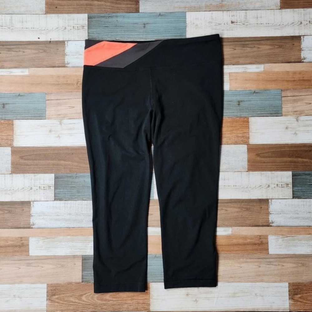 Under Armour Women's Black Cropped Leggings Size Medium